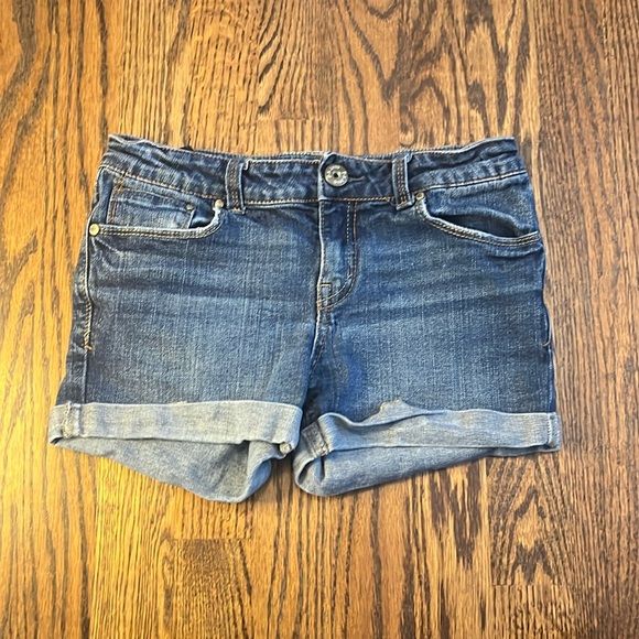 🩳SERVED THE SASS BUT STILL HAS CLASS CUFFED JEAN SHORTS!🩳 - Picture 1 of 2